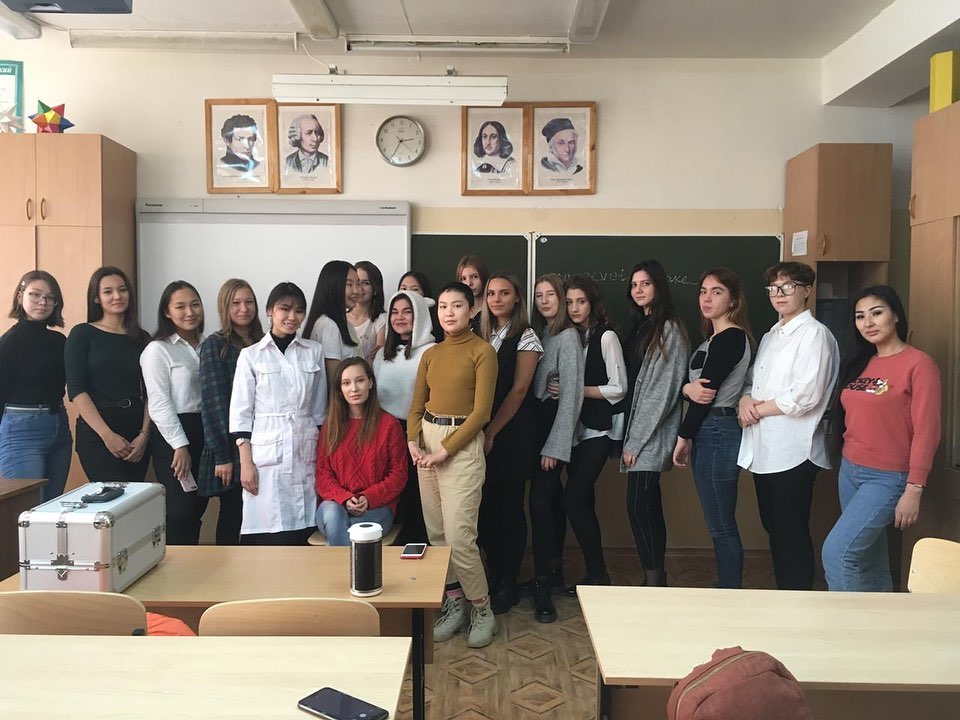 Сегодня студенты Якутского медколледжа провели МК по уходу за кожей лица и макияжу для девочек 10а и 10б. Студенты не только продемонстрировали все тонкости макияжа на выбранной модели, но и ответили на интересующие присутствующих вопросы.